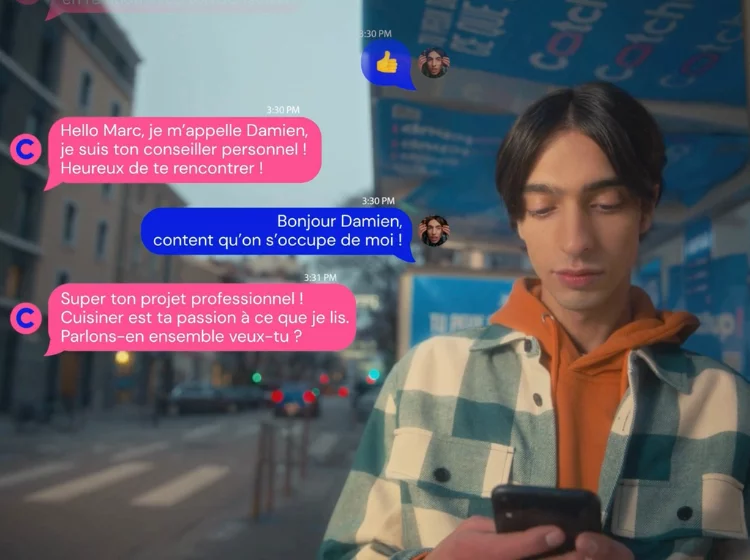 un jeune devant son portable